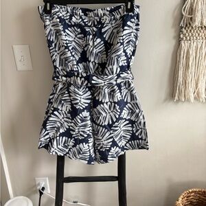 Banana Republic Sleeveless Navy and White Leaf Print Romper. Size 10